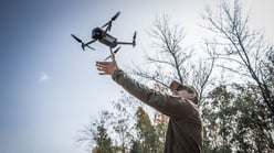 Český operátor dronů na Ukrajině popsal souboje s ruským dělostřelectvem